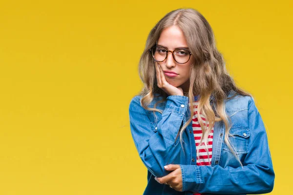 Hermosa Mujer Rubia Joven Con Gafas Sobre Fondo Aislado Pensando —  Fotos de Stock