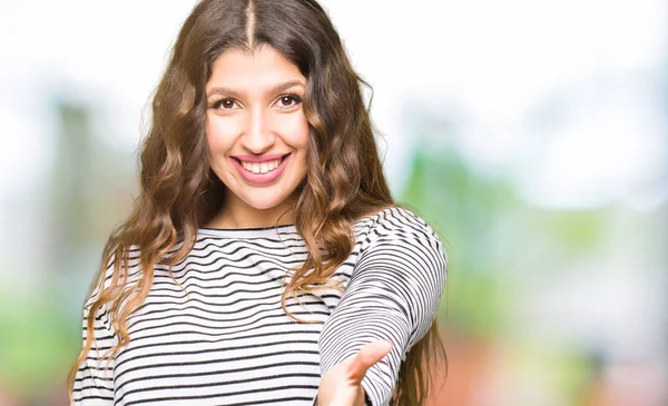 Joven Hermosa Mujer Con Rayas Suéter Sonriente Amistoso Ofreciendo Apretón —  Fotos de Stock