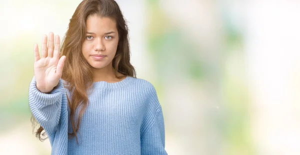 Joven Hermosa Morena Con Suéter Azul Invierno Sobre Fondo Aislado — Foto de Stock