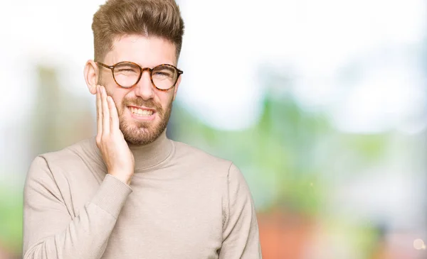 Joven Hombre Negocios Guapo Con Gafas Tocando Boca Con Mano —  Fotos de Stock