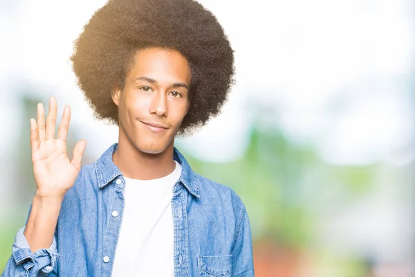 Mladý Americký Muž Afro Vlasy Waiving Rčení Hello Šťastný Usměvavý — Stock fotografie