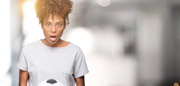 Jovem Afro Americana Segurando Bola Futebol Sobre Fundo Isolado Assustado — Fotografia de Stock