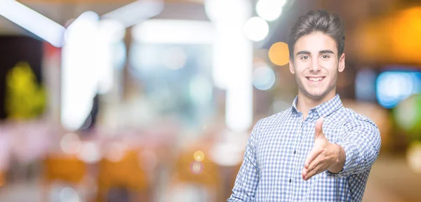 Joven Hombre Negocios Guapo Sobre Fondo Aislado Sonriendo Amistoso Ofreciendo — Foto de Stock