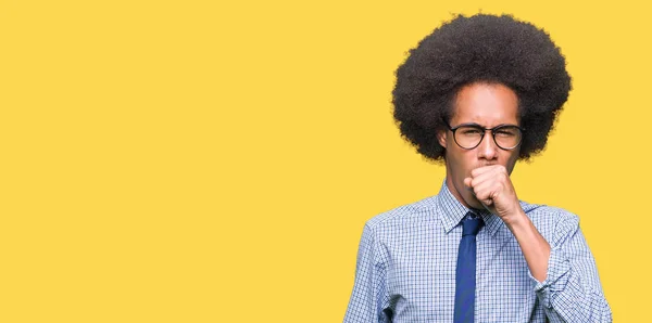 Joven Hombre Negocios Afroamericano Con Cabello Afro Que Lleva Gafas —  Fotos de Stock