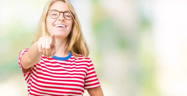 Hermosa Joven Con Gafas Sobre Fondo Aislado Riéndose Señalando Cámara —  Fotos de Stock