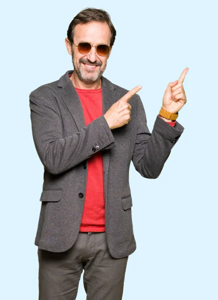 Homem Negócios Bonito Meia Idade Usando Óculos Sol Sorrindo Olhando — Fotografia de Stock