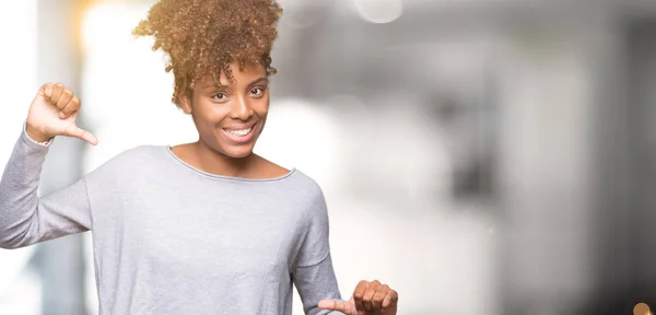 Vackra Unga Afroamerikanska Kvinnan Över Isolerade Bakgrund Ser Självsäker Med — Stockfoto