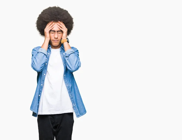 非洲青年美国男子戴着非洲头发戴眼镜 因为疼痛和偏头痛 双手放在头上 — 图库照片
