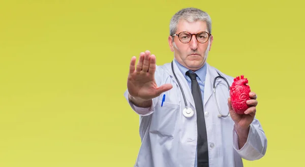 Przystojny Senior Kardiolog Lekarz Mężczyzna Trzymając Serca Białym Tle Otwartej — Zdjęcie stockowe