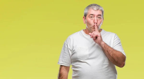 Hombre Mayor Guapo Sobre Fondo Aislado Pidiendo Estar Callado Con —  Fotos de Stock