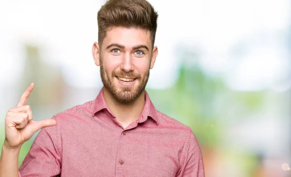 Jovem Bonito Homem Casual Negócios Sorrindo Confiante Gesto Com Mão — Fotografia de Stock