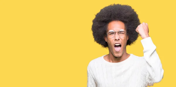 Joven Afroamericano Con Pelo Afro Usando Gafas Enojado Loco Levantando —  Fotos de Stock