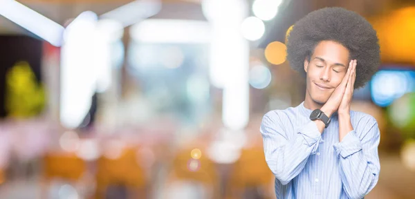 Jovem Americano Africano Com Cabelo Afro Dormindo Cansado Sonhando Posando — Fotografia de Stock