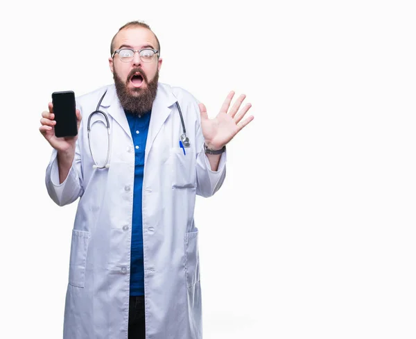 Giovane Medico Uomo Mostrando Schermo Smartphone Sfondo Isolato Molto Felice — Foto Stock