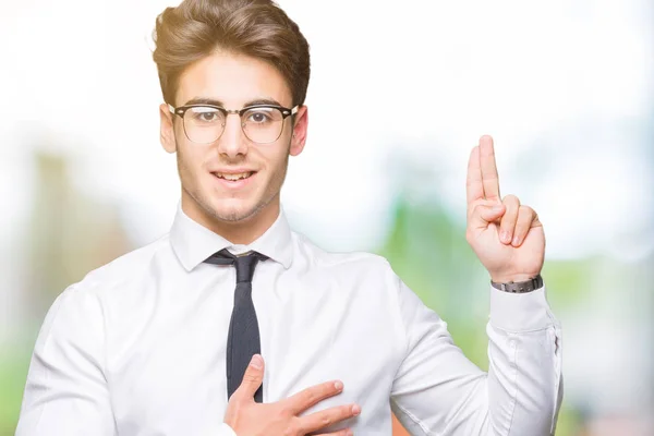 若いビジネス人が分離で眼鏡をかけて胸と指は 忠誠の宣誓で手の Swearing を背景します — ストック写真