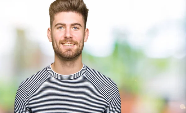 Jovem Homem Bonito Usando Listras Camisola Com Sorriso Feliz Legal — Fotografia de Stock