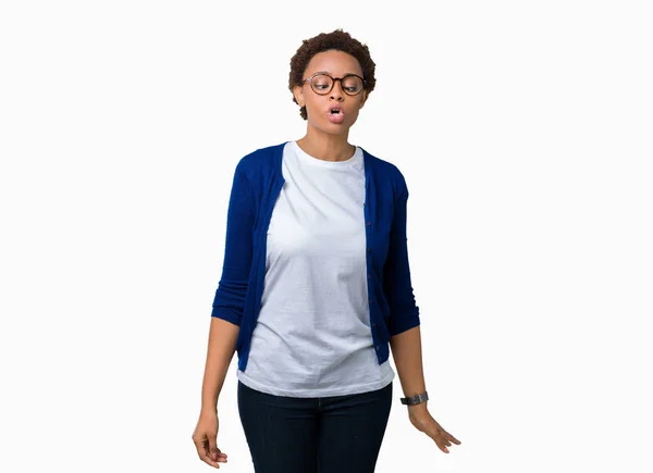Junge Schöne Afrikanisch Amerikanische Frau Mit Brille Über Isoliertem Hintergrund — Stockfoto