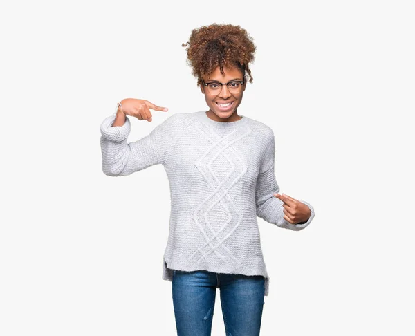 Linda Jovem Afro Americana Vestindo Camisola Inverno Sobre Fundo Isolado — Fotografia de Stock