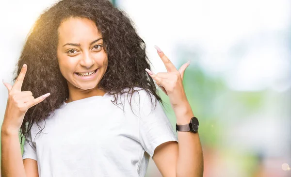 Giovane Bella Ragazza Con Capelli Ricci Indossa Casual Shirt Bianca — Foto Stock