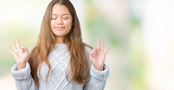 Giovane Bella Donna Bruna Indossa Maglione Sfondo Isolato Rilassarsi Sorridere — Foto Stock