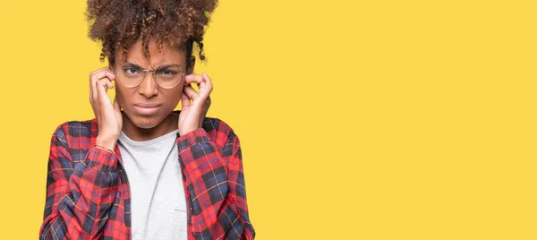 Linda Jovem Afro Americana Vestindo Óculos Sobre Fundo Isolado Cobrindo — Fotografia de Stock