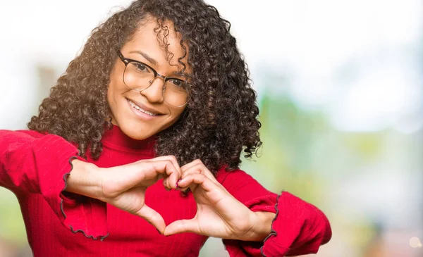 Joven Hermosa Mujer Con Pelo Rizado Con Gafas Sonriendo Amor —  Fotos de Stock