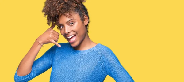 Hermosa Joven Afroamericana Sobre Fondo Aislado Sonriendo Haciendo Gesto Telefónico — Foto de Stock