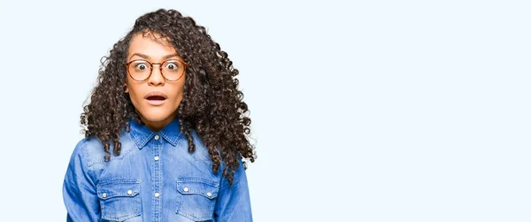 Giovane Bella Donna Con Capelli Ricci Indossando Occhiali Spaventati Scioccati — Foto Stock