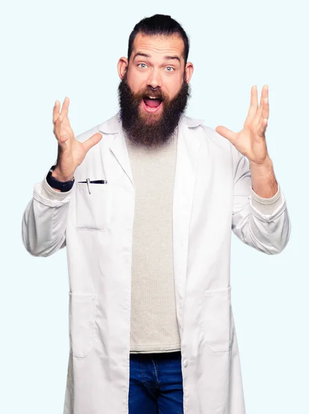 Νέοι Ξανθιά Επιστήμονας Άνθρωπος Φορώντας Λευκό Παλτό Γιορτάζουμε Τρελό Και — Φωτογραφία Αρχείου