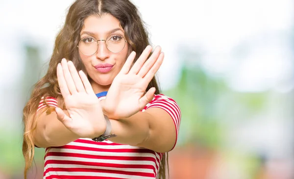 Joven Hermosa Mujer Con Gafas Expresión Rechazo Cruzando Brazos Palmas — Foto de Stock