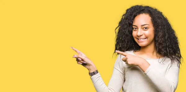 Menina Bonita Nova Com Cabelo Encaracolado Vestindo Camisola Casual Sorrindo — Fotografia de Stock