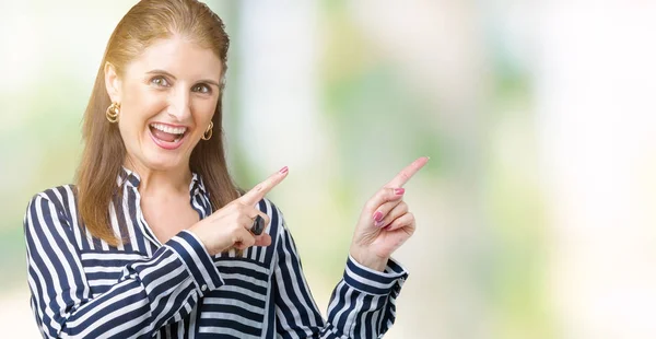 Middelbare Leeftijd Volwassen Zakenvrouw Geïsoleerde Achtergrond Glimlachen Kijken Naar Camera — Stockfoto