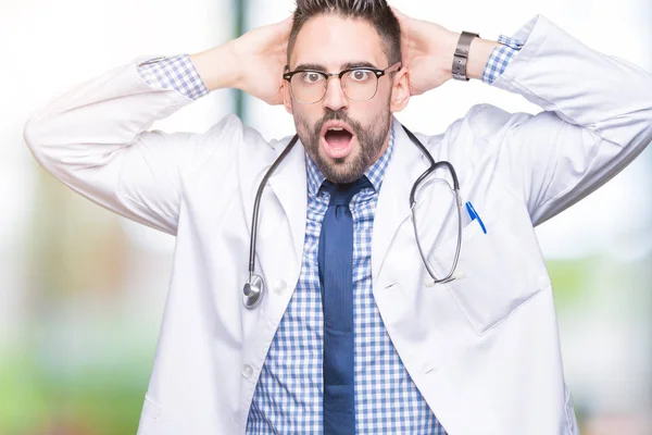 Bonito Jovem Médico Homem Sobre Fundo Isolado Louco Assustado Com — Fotografia de Stock