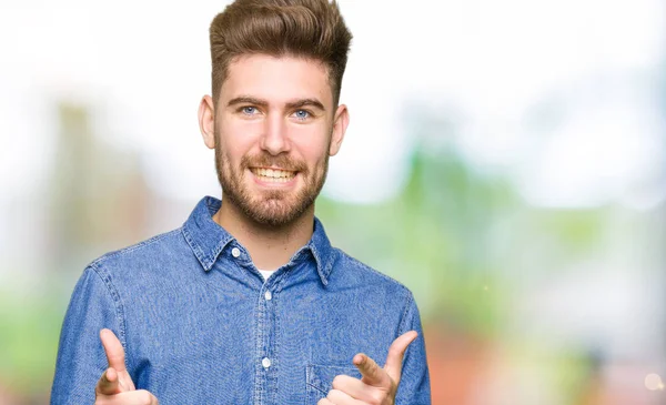 Homem Loiro Bonito Jovem Vestindo Camisa Jeans Casual Apontando Dedos — Fotografia de Stock