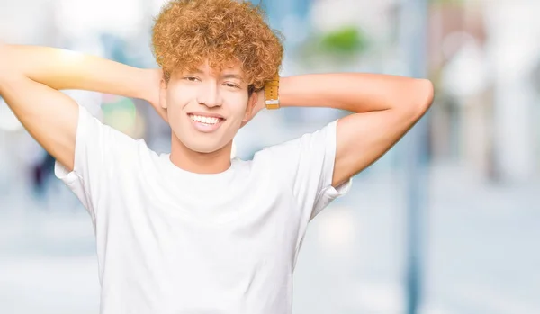 Joven Hombre Guapo Con Pelo Afro Usando Casual Camiseta Blanca —  Fotos de Stock