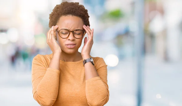 Ung Vacker Afroamerikanska Kvinna Som Bär Glasögon Över Isolerade Bakgrund — Stockfoto