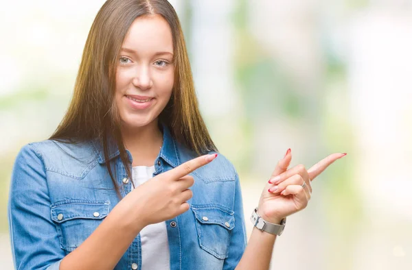 Joven Mujer Hermosa Caucásica Sobre Fondo Aislado Sonriendo Mirando Cámara —  Fotos de Stock