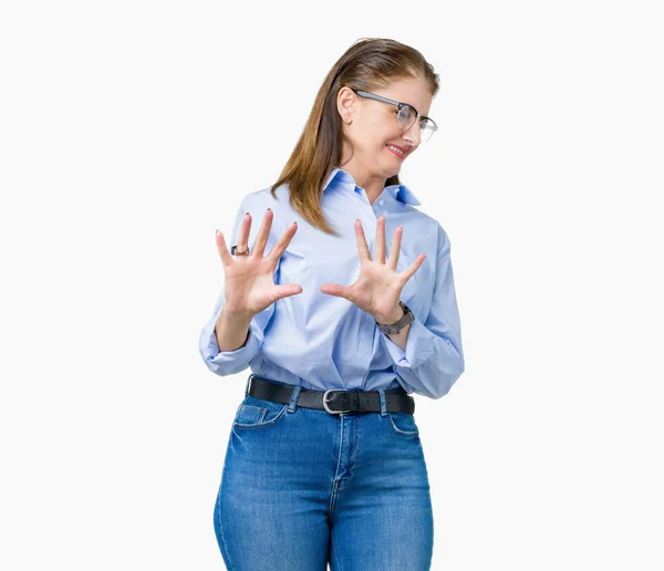 Vackra Medelåldern Mogen Affärskvinna Glasögon Över Isolerade Bakgrund Äcklade Uttryck — Stockfoto