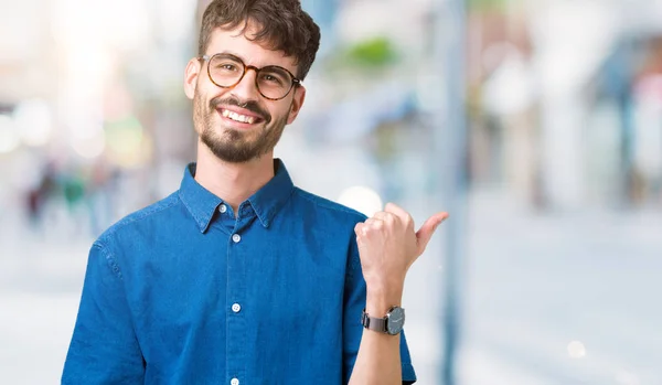 Jovem Bonito Homem Vestindo Óculos Sobre Isolado Fundo Sorrindo Com — Fotografia de Stock