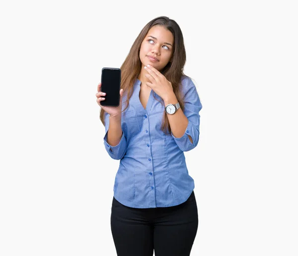 Mladá Krásná Brunetka Obchodní Žena Zobrazující Obrazovku Smartphone Přes Izolované — Stock fotografie