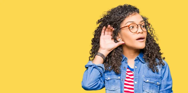 Mooie Jongedame Met Krullend Haar Bril Glimlachend Met Hand Oor — Stockfoto