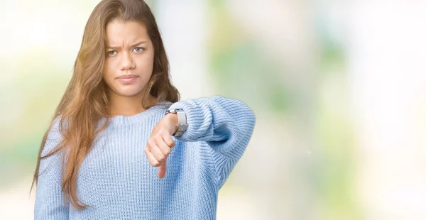 Mujer Morena Hermosa Joven Vistiendo Suéter Azul Invierno Sobre Fondo —  Fotos de Stock