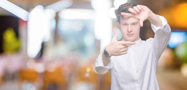 Joven Hombre Negocios Guapo Sobre Fondo Aislado Sonriendo Haciendo Marco — Foto de Stock