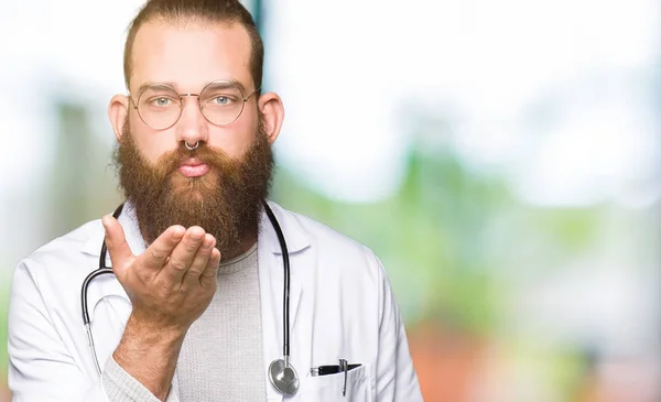 Joven Médico Rubio Con Barba Vistiendo Abrigo Médico Mirando Cámara — Foto de Stock