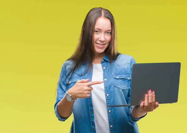 Joven Mujer Caucásica Usando Portátil Sobre Fondo Aislado Muy Feliz —  Fotos de Stock