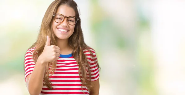 Joven Mujer Morena Hermosa Con Gafas Rayas Camiseta Sobre Fondo — Foto de Stock