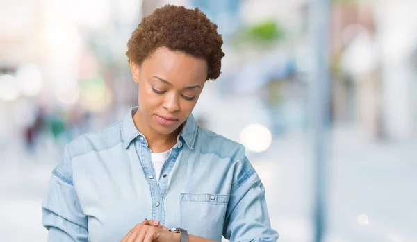 Joven Mujer Afroamericana Hermosa Sobre Fondo Aislado Comprobación Hora Reloj —  Fotos de Stock