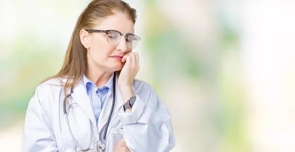 Tırnak Isırma Dudaklarından Eller Orta Yaş Olgun Doktor Kadın Stresli — Stok fotoğraf