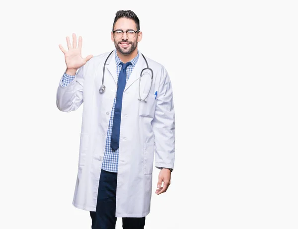 英俊的年轻医生在孤立的背景显示和指向用手指数字五 同时微笑自信和快乐 — 图库照片