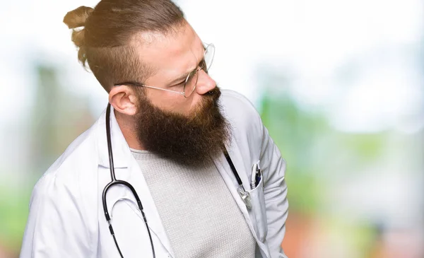 Jeune Médecin Blond Homme Barbu Vêtu Manteau Médical Souffrant Maux — Photo